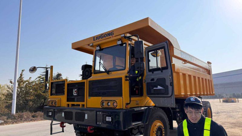 Карьерный самосвал DW105A